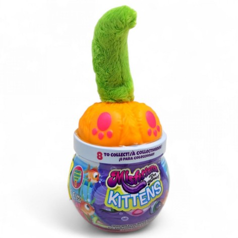 Кошеня в акваріумі, зелений хвіст