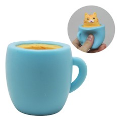 Кошеня в чашці  блакитне