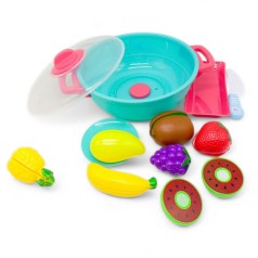 Різка фруктів з каструлею