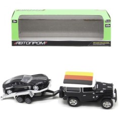 Машина з чорним причепом