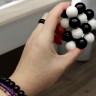 Игрушка-антистресс "Молекула" (черные и белые шарики)